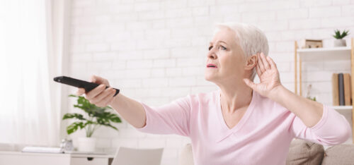 signora anziana telecomando udito tv