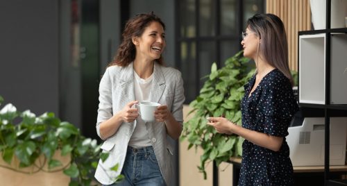 conversazione colleghe donne lavoro