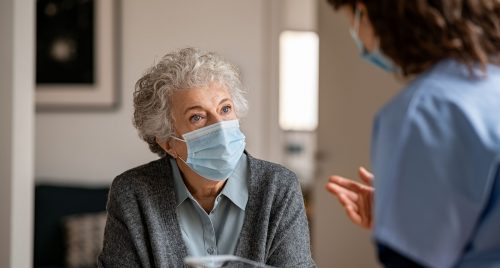 signora anziana infermiera mascherina