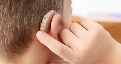 bambino apparecchio acustico scuola
