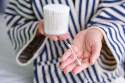 CHE COSA SUCCEDE SE UTILIZZO I COTTON FIOC PER LA PULIZIA DELLE ORECCHIE